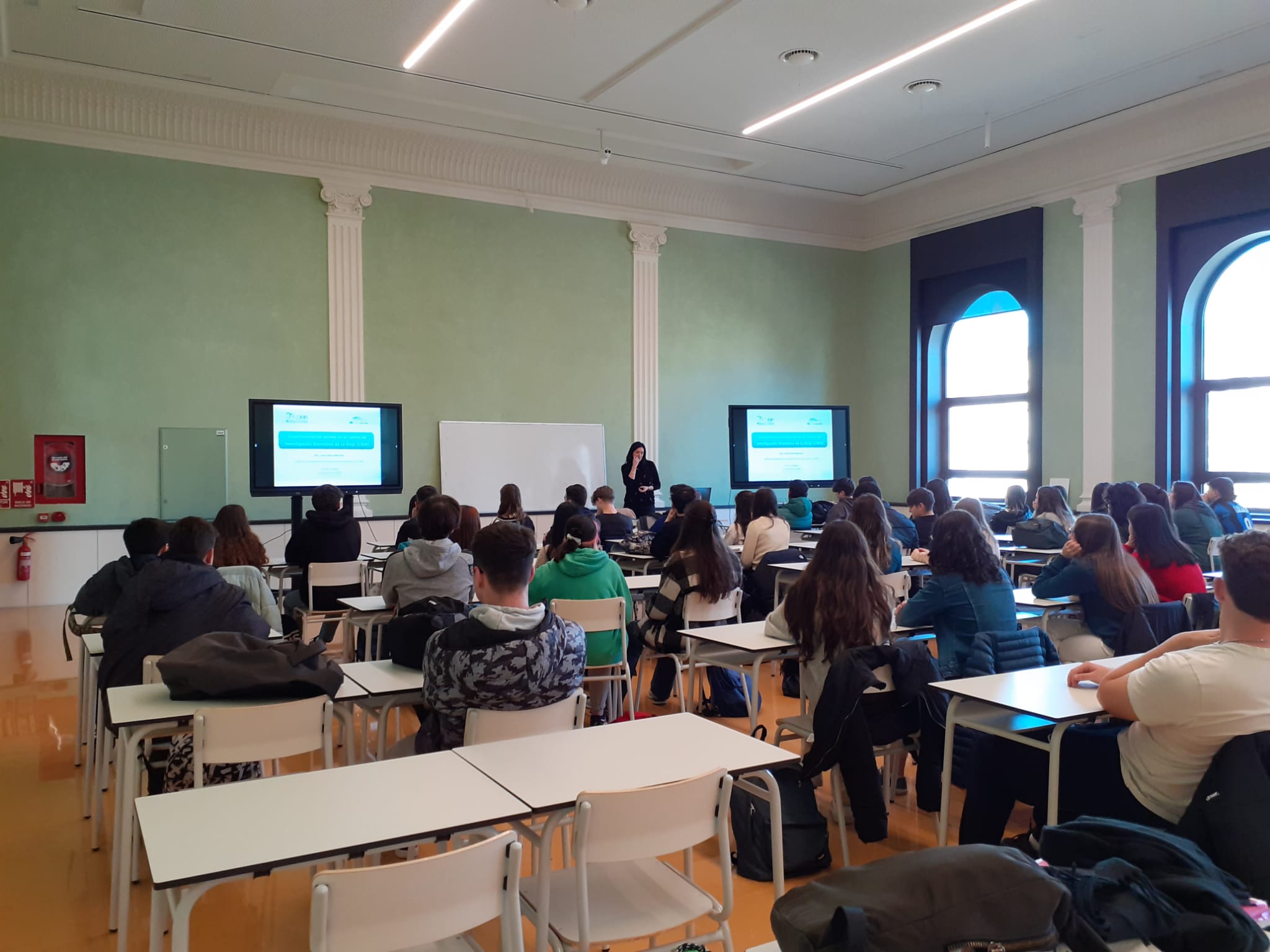 La investigadora del CIBIR Laura Pérez da una charla sobre experimentación animal a alumnos de 2º de bachillerato en el Instituto Práxedes Mateo Sagasta